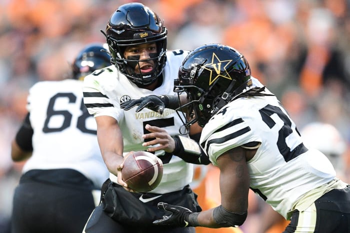 Vanderbilt quarterback Mike Wright (5) hands the ball off to Vanderbilt running back Rocko Griffin (24) during an SEC conference game between Tennessee and Vanderbilt at Neyland Stadium in Knoxville, Tenn. on Saturday, Nov. 27, 2021. Kns Tennessee Vanderbilt Football